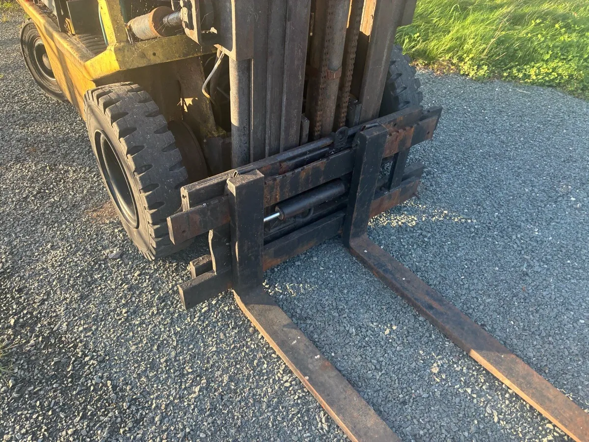 2.5t forklift - Image 3