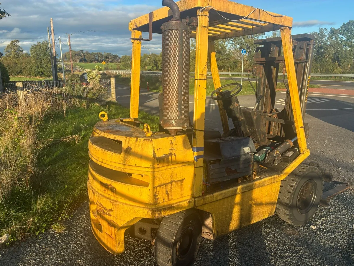 2.5t forklift - Image 2