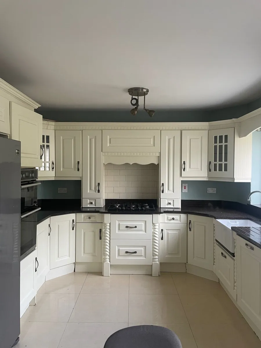 Kitchen units, work top and Belfast sink - Image 1