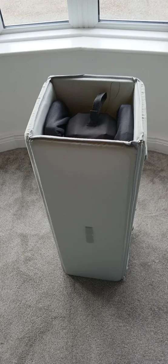 Maxi Cosi 3 in 1 Travel cot - Image 2