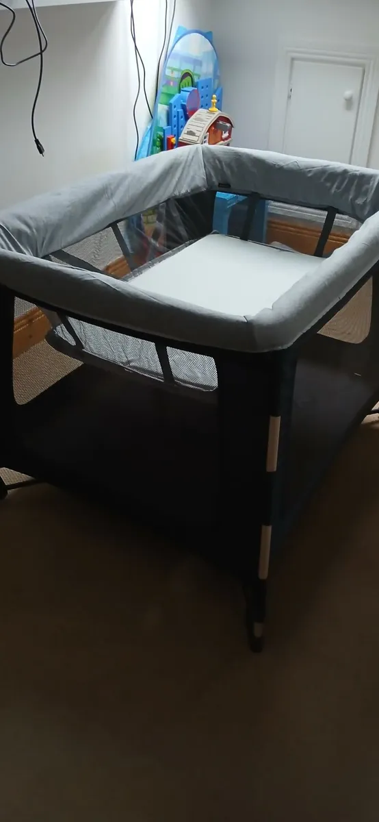 Maxi Cosi 3 in 1 Travel cot - Image 4