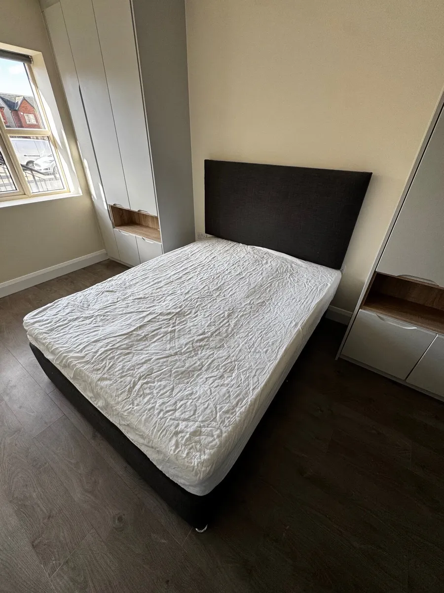 Bed - Image 1