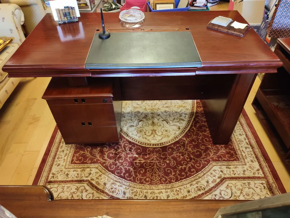 Office desk and chair - Image 1