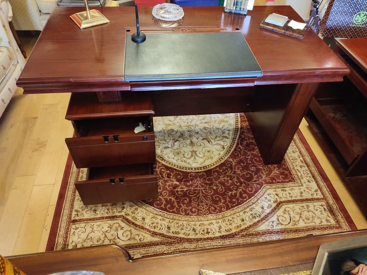 Office desk and chair - Image 2