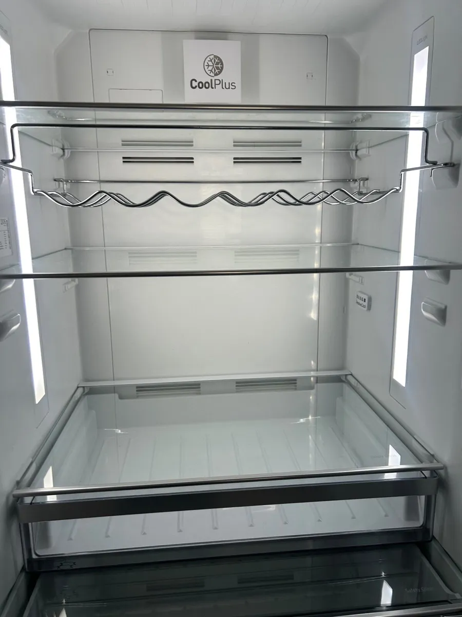 Grundig fridge freezer with water dispenser - Image 4