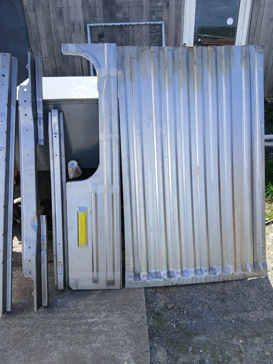 Toyota Hilux 2006 crew cab rear tub floor & frame - Image 1