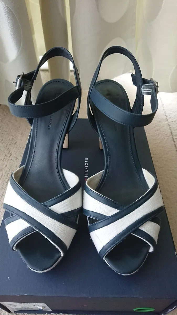 Genuine Tommy Hilfiger Sandal Heels UK7 - Image 2