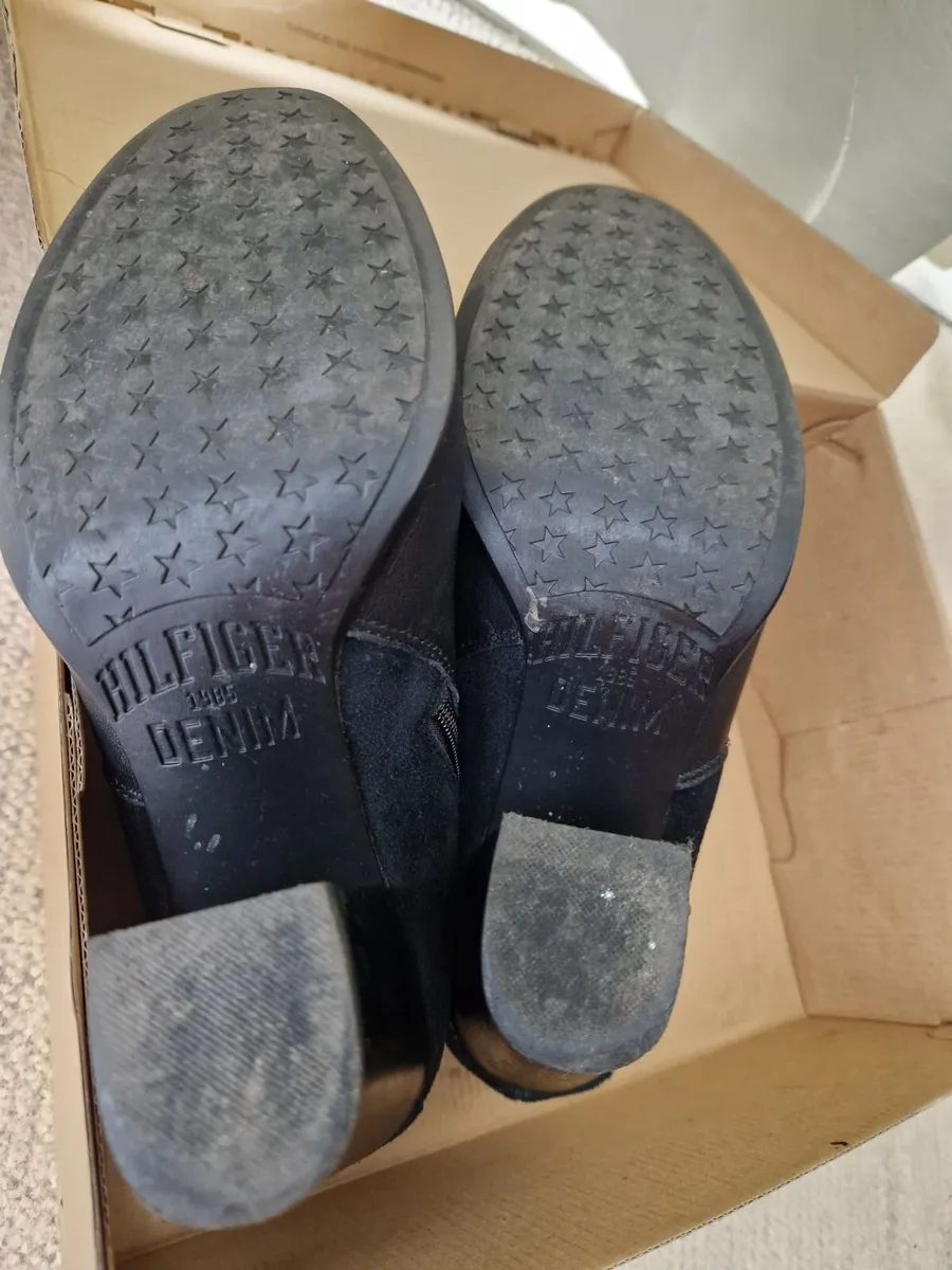 Genuine Tommy Hilfiger Ankle Boots UK7 - Image 2