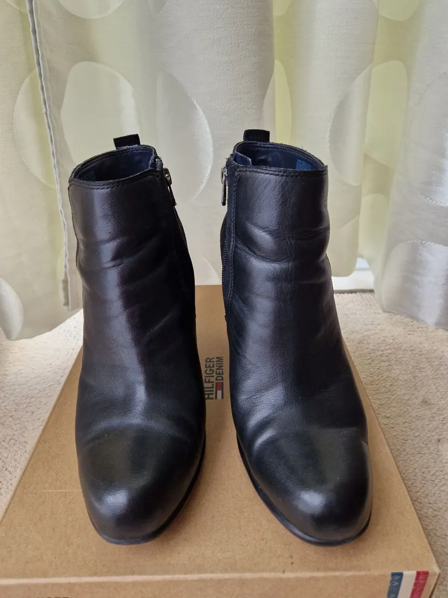 Genuine Tommy Hilfiger Ankle Boots UK7 - Image 4