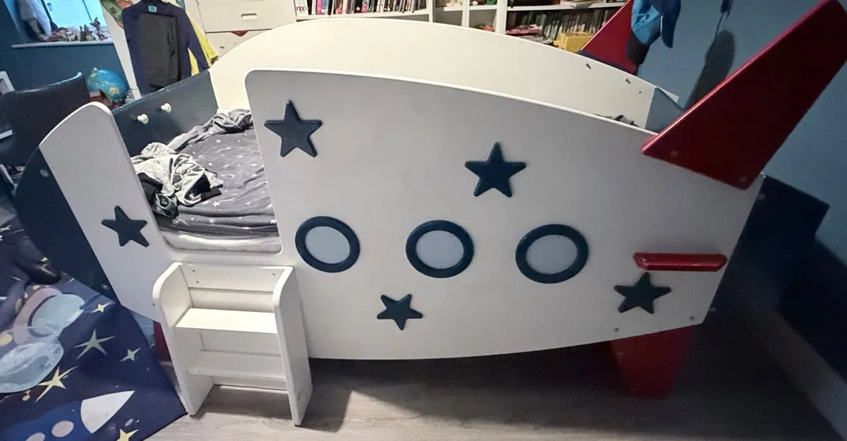 Bed - Image 1