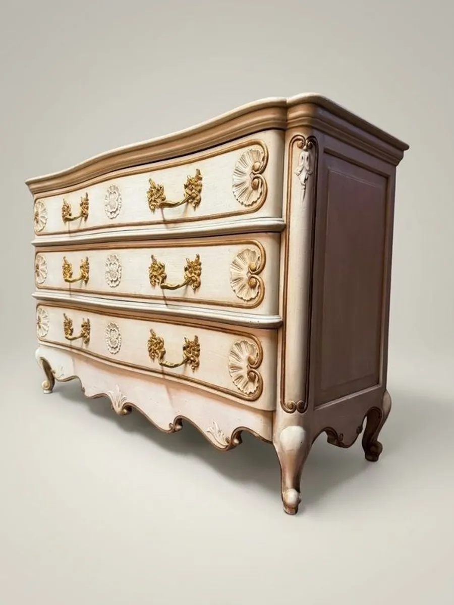 Exquisite Early 20th C. French Serpentine Commode with Gilded Detailing - Image 2