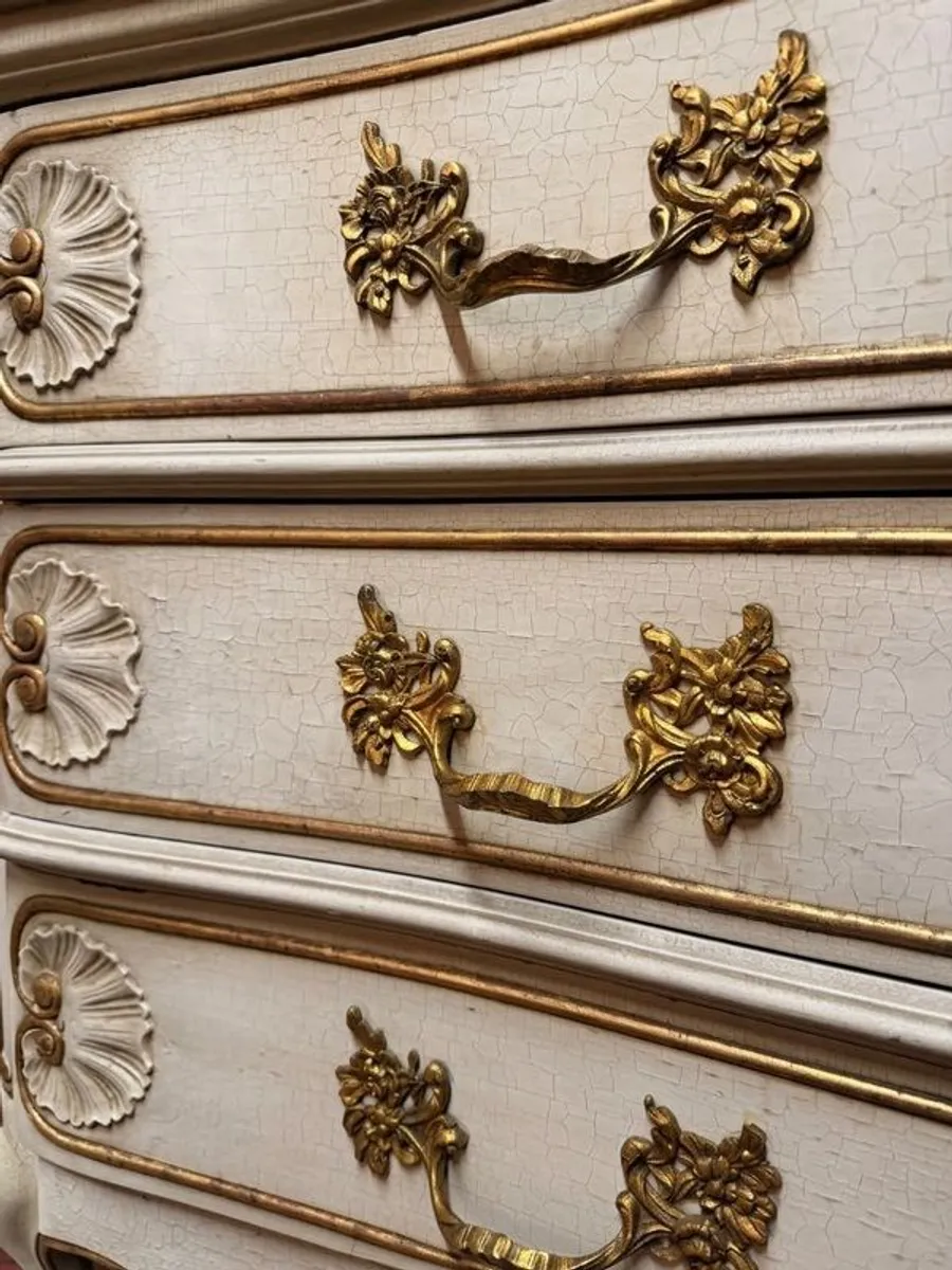 Exquisite Early 20th C. French Serpentine Commode with Gilded Detailing - Image 3