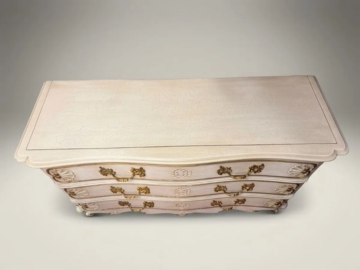 Exquisite Early 20th C. French Serpentine Commode with Gilded Detailing - Image 4