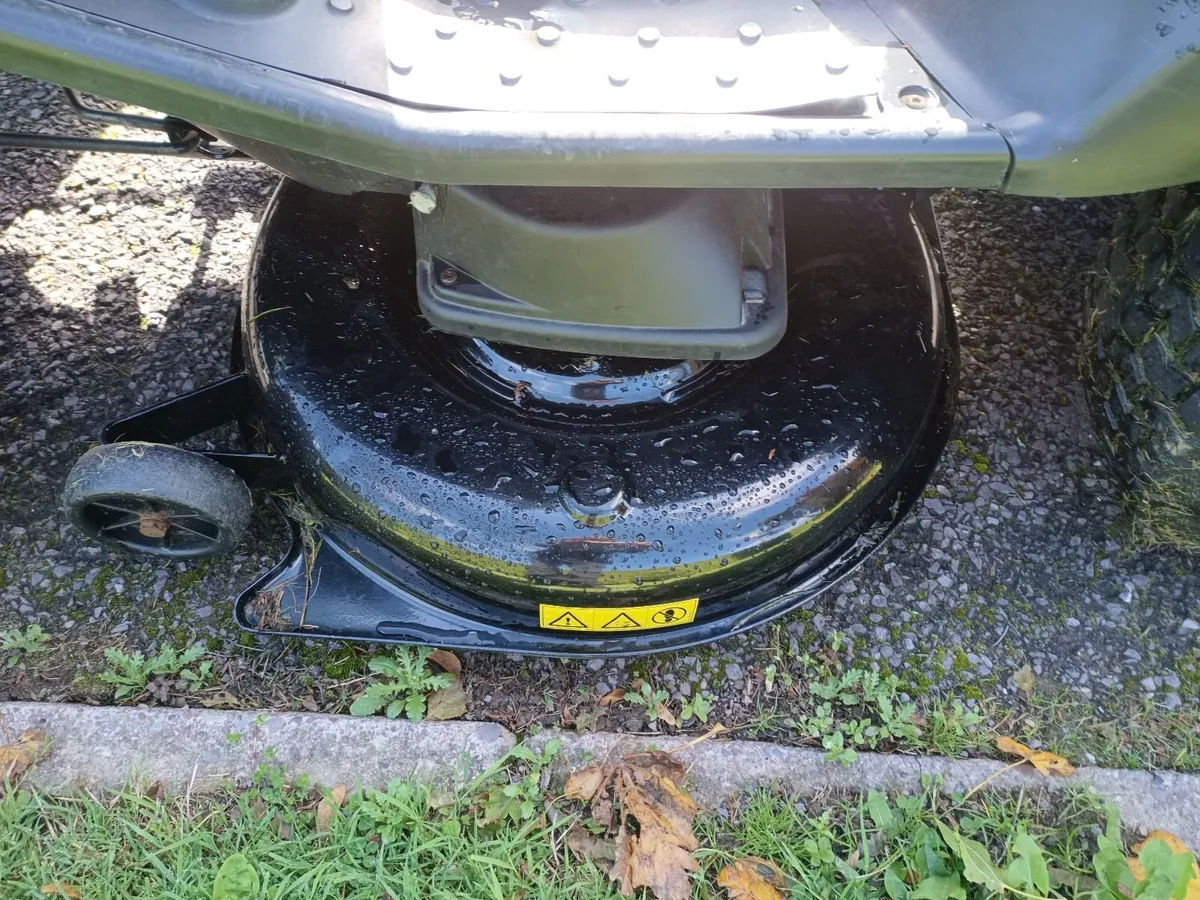 Ride on lawnmower - Image 1