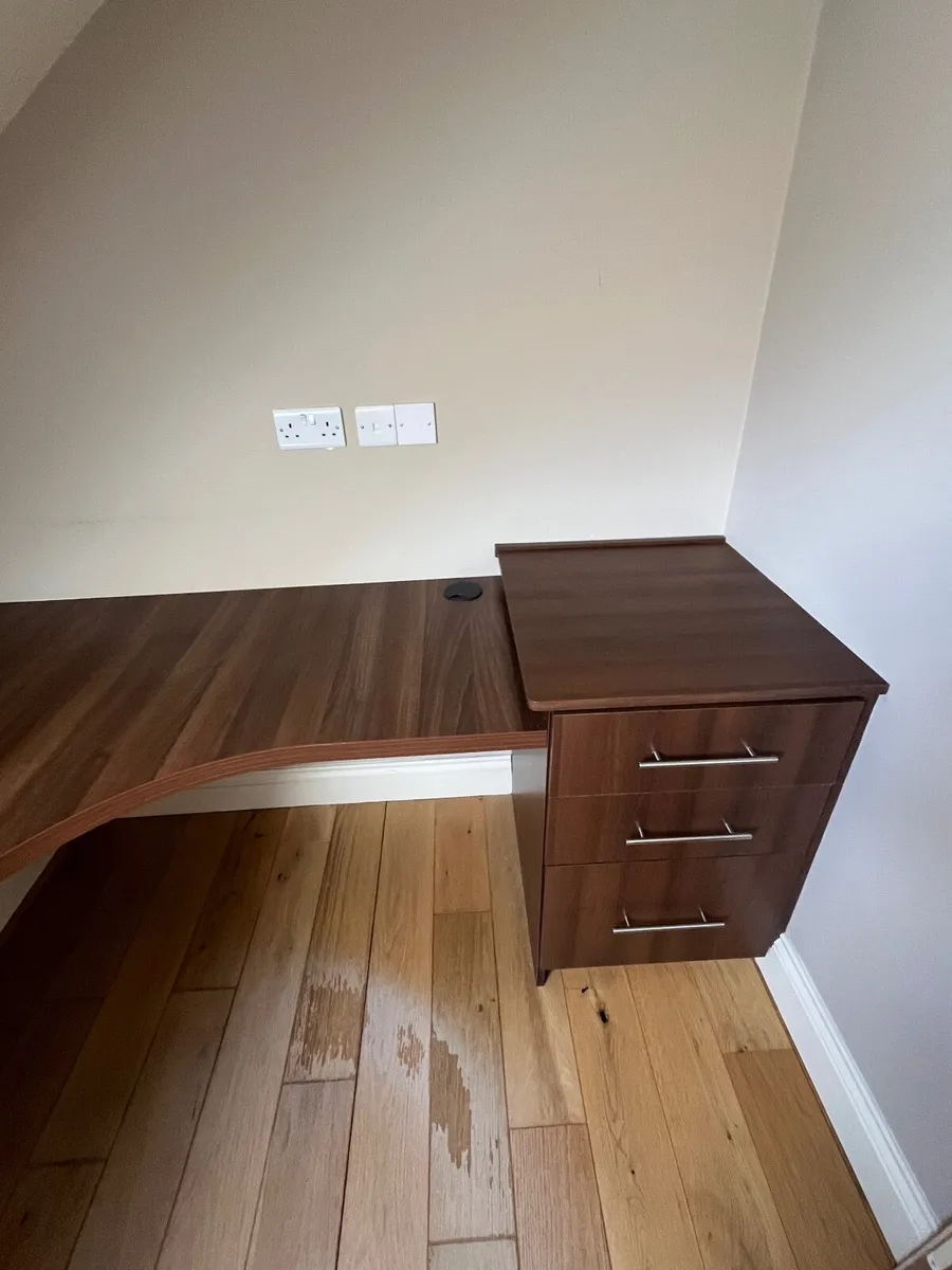 Desk - Image 3