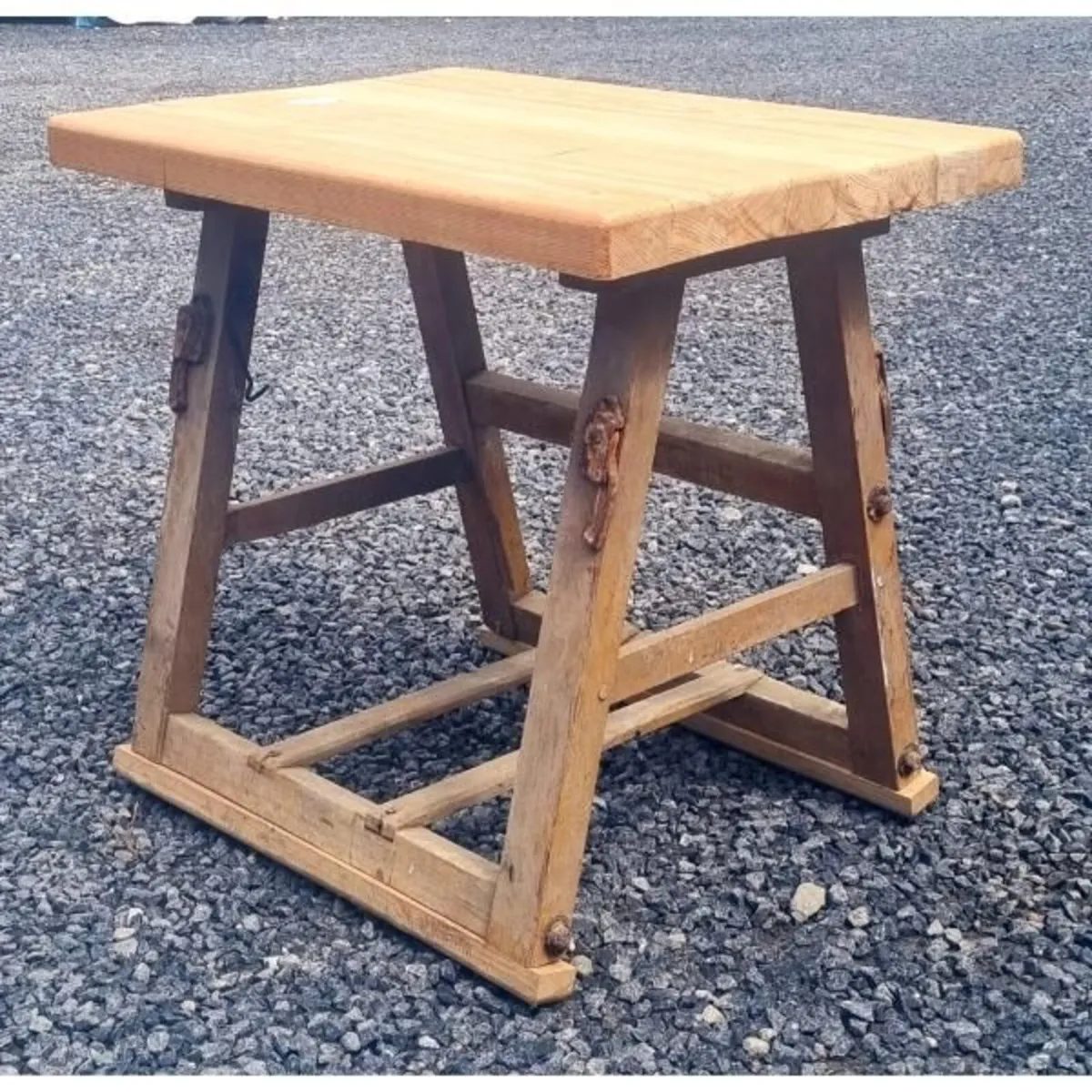 Table with Churn Base KAS792 - Image 1