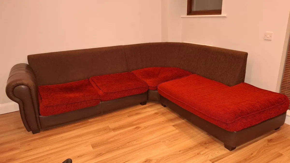 Corner sofa, red fabric €100 - Image 2