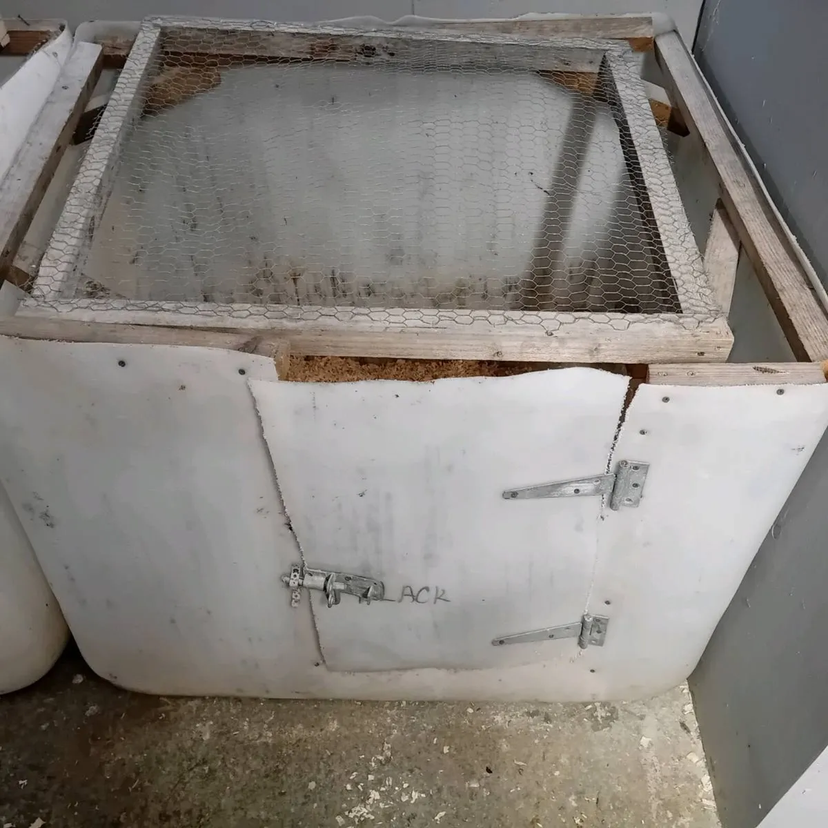 Poultry pen - Image 1