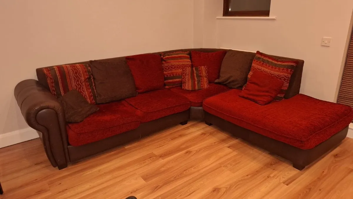 Corner sofa, red fabric €100 - Image 1