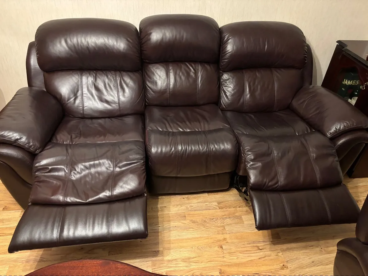 3 seater couch and two single setter reckiners - Image 4