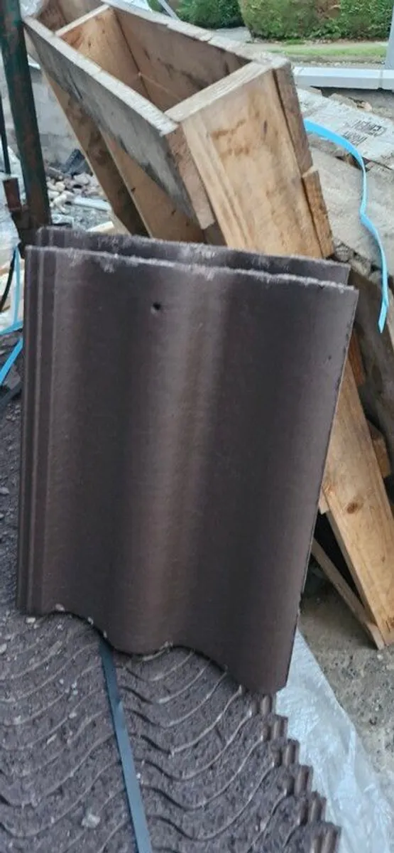 Brown roof pantile x 100 - Image 1