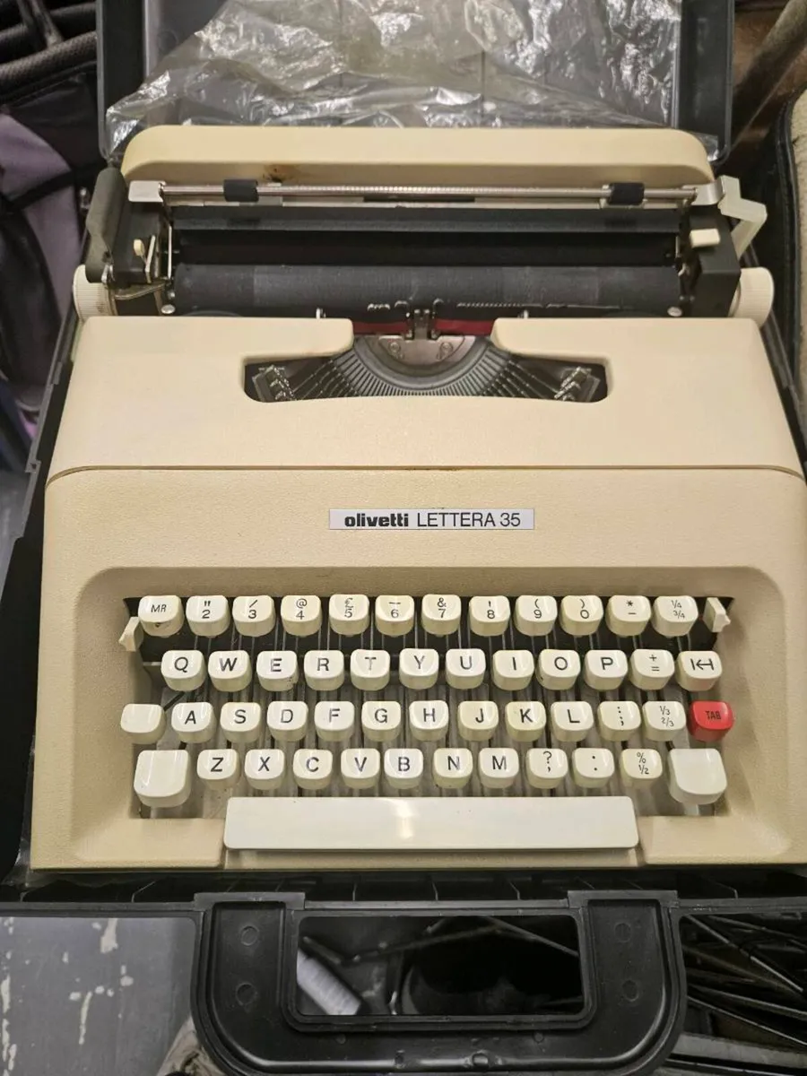 Olivetti lettera 35 typewriter - Image 1