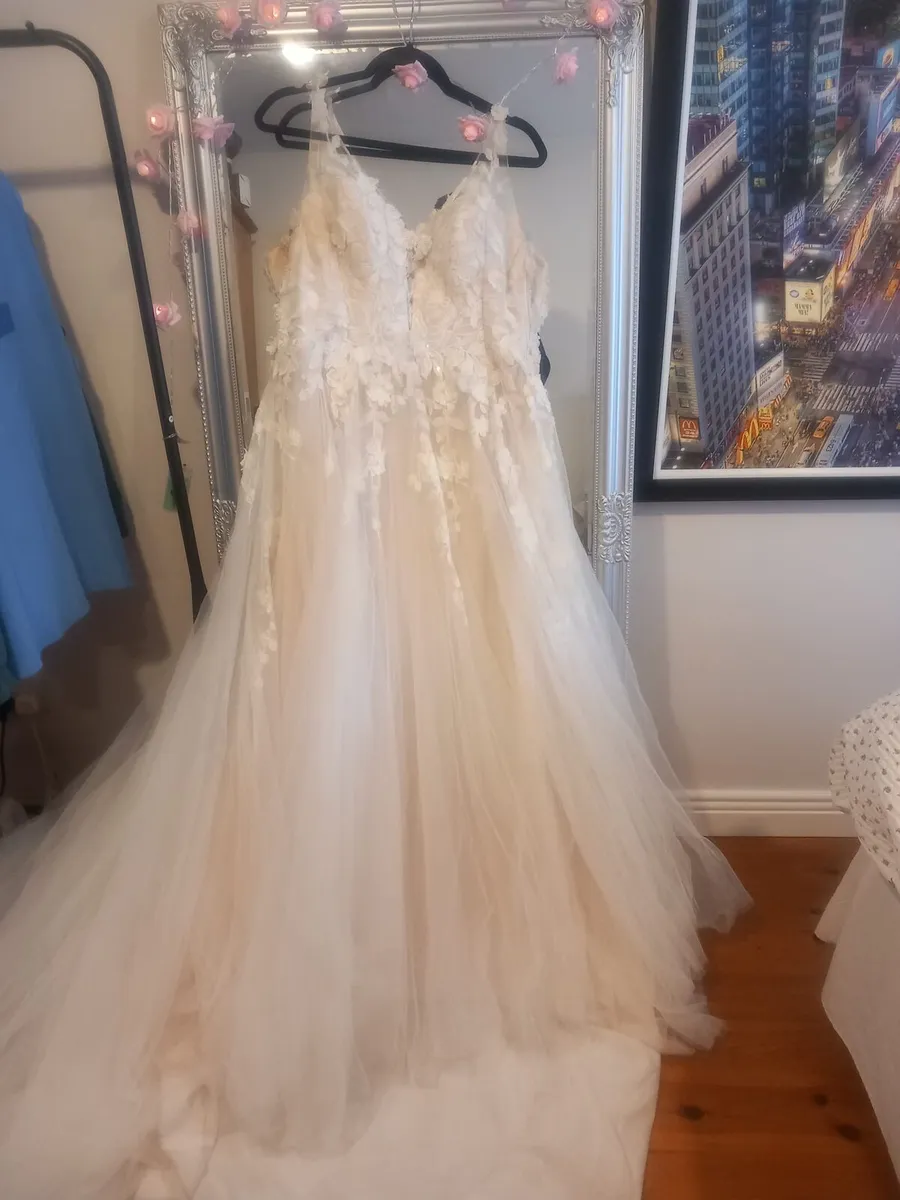 Wedding dress for sale and three piece bridesmaids - Image 2