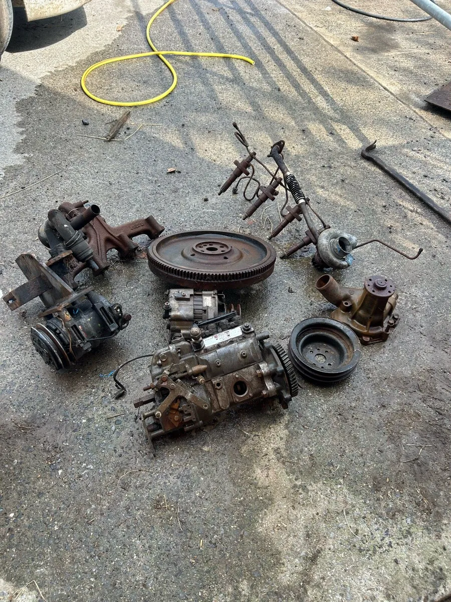 Hitachi engine digger parts - Image 1