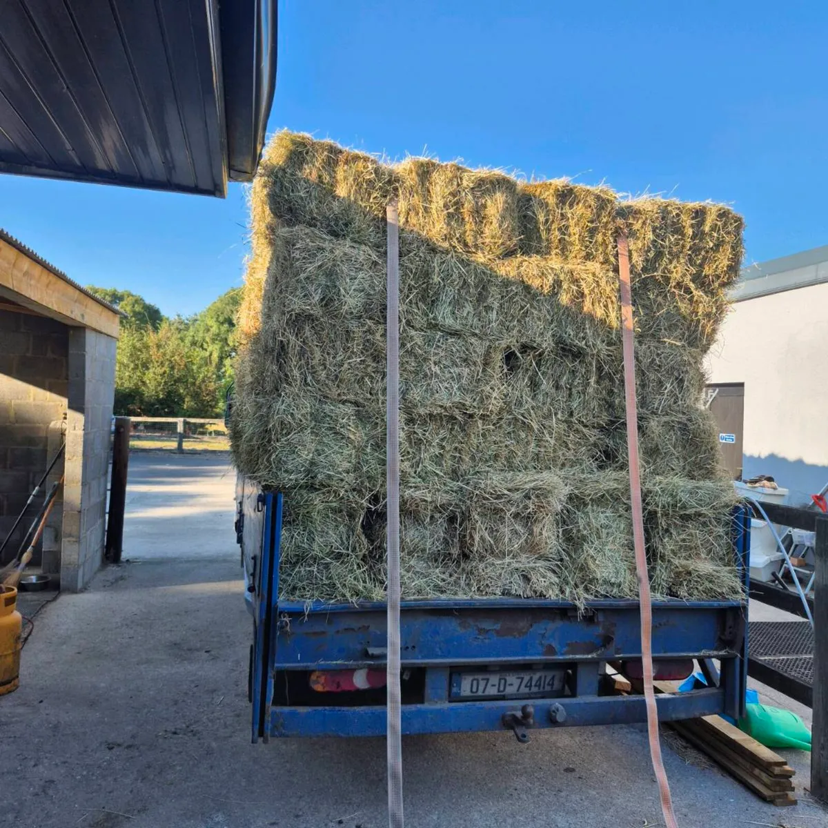 Small square bales of hay and straw - Image 2