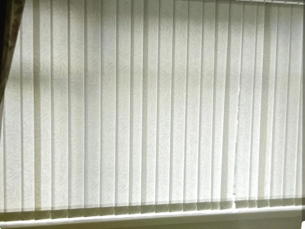 Set of 3 Cream/White Vertical Blinds - Image 2
