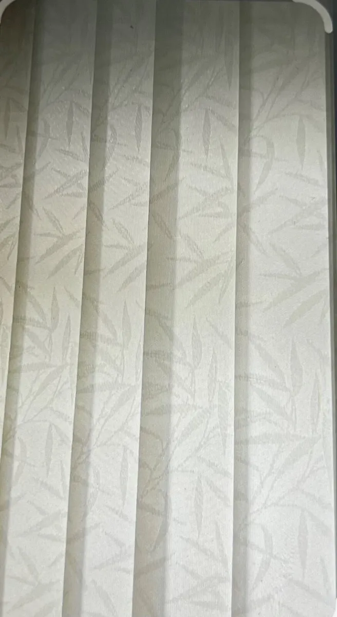 Set of 3 Cream/White Vertical Blinds - Image 1