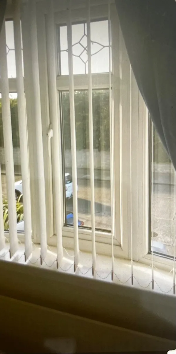 Set of 3 Cream/White Vertical Blinds - Image 3