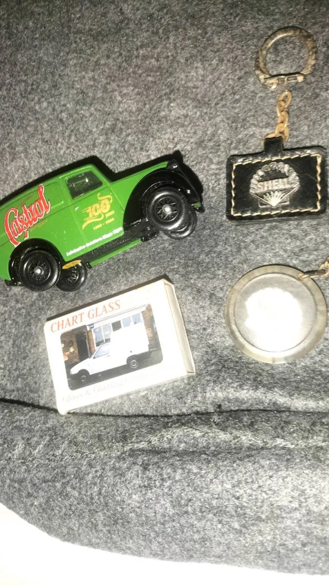 VINTAGE CAR OIL KEY RINGS AND MODEL - Image 1