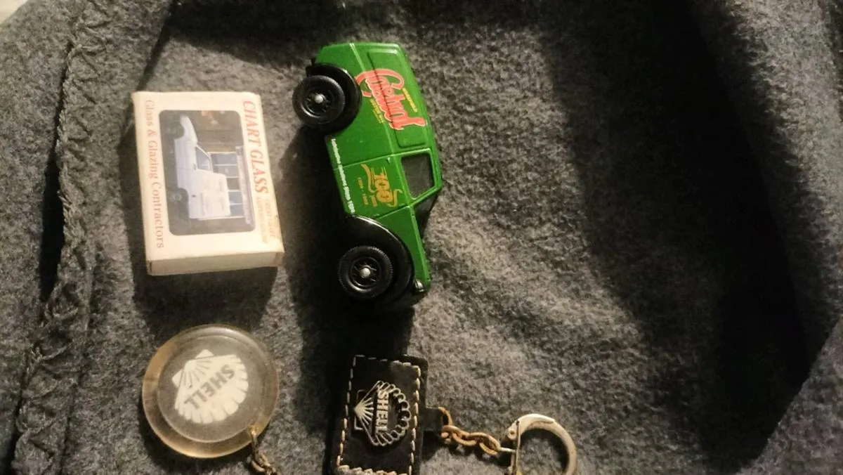 VINTAGE CAR OIL KEY RINGS AND MODEL - Image 2