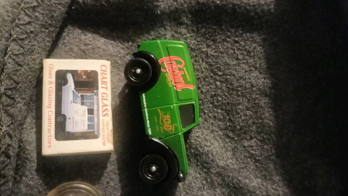 VINTAGE CAR OIL KEY RINGS AND MODEL - Image 3