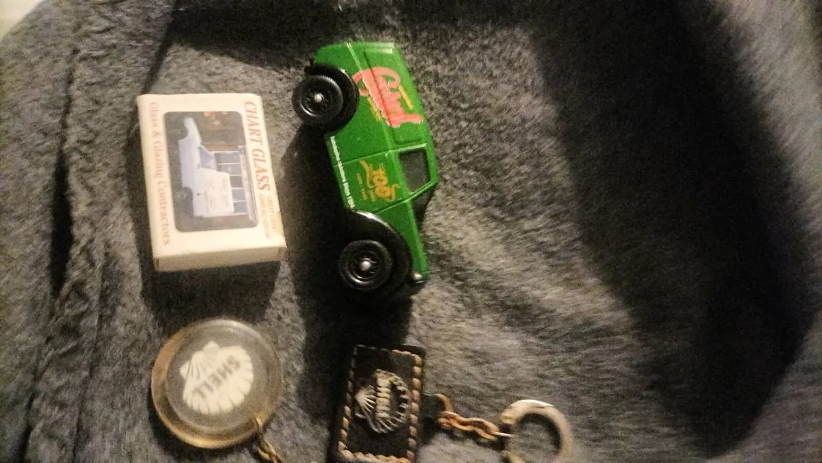 VINTAGE CAR OIL KEY RINGS AND MODEL - Image 4