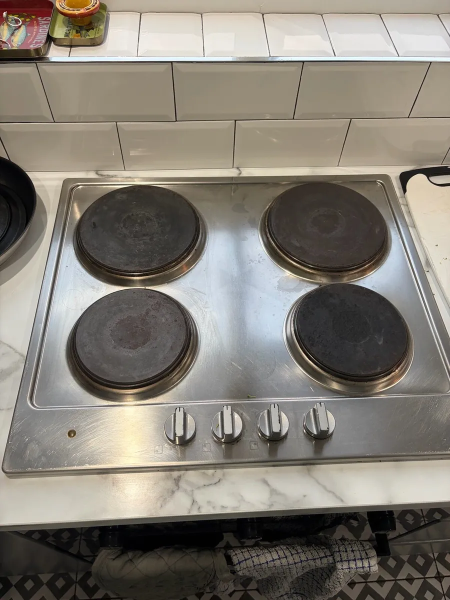 Solid plate cooking hob - Image 1