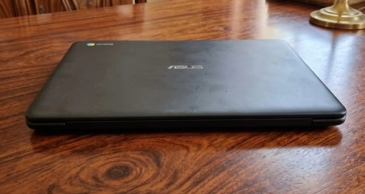 Asus C300s Chromebook Laptop 13 inch - Image 2