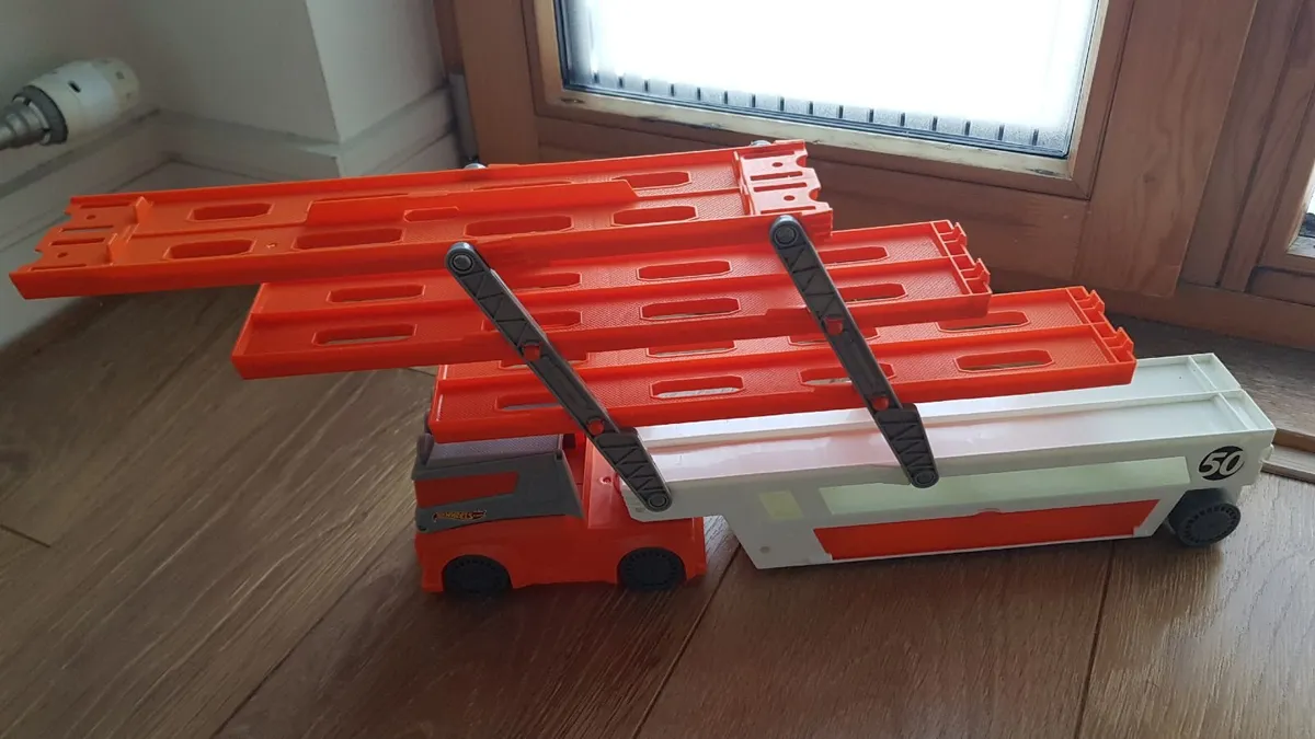 Hot Wheels garage set with transporter +50cars - Image 3