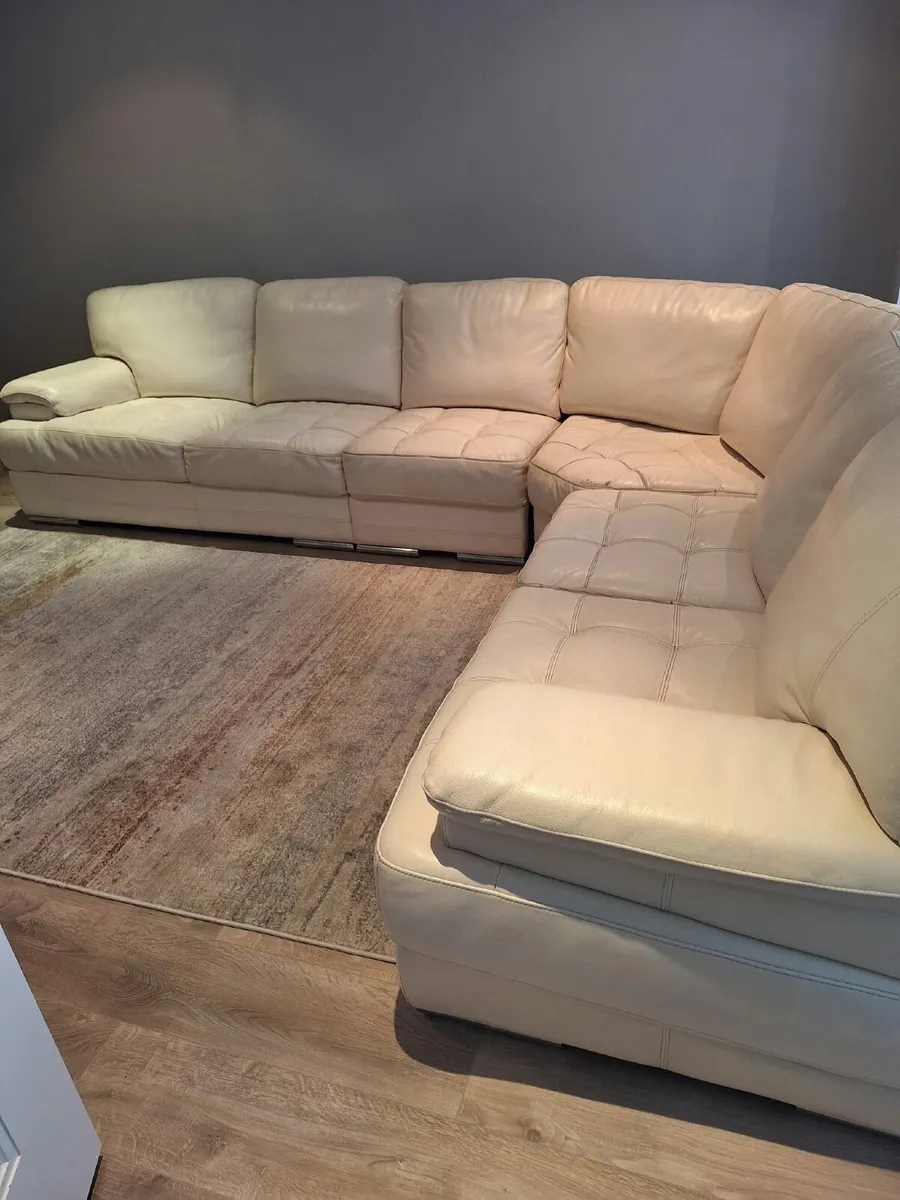 Corner couch - Image 1