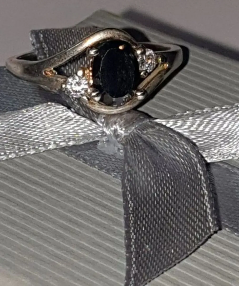 Hallmarked Pristine Vintage Sterling Silver Ring - Image 4