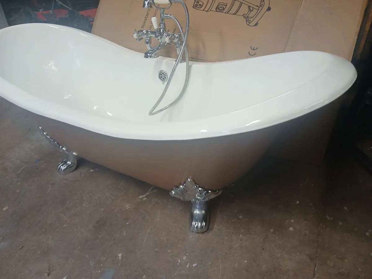 Cast iron slipper bath & taps - Image 3