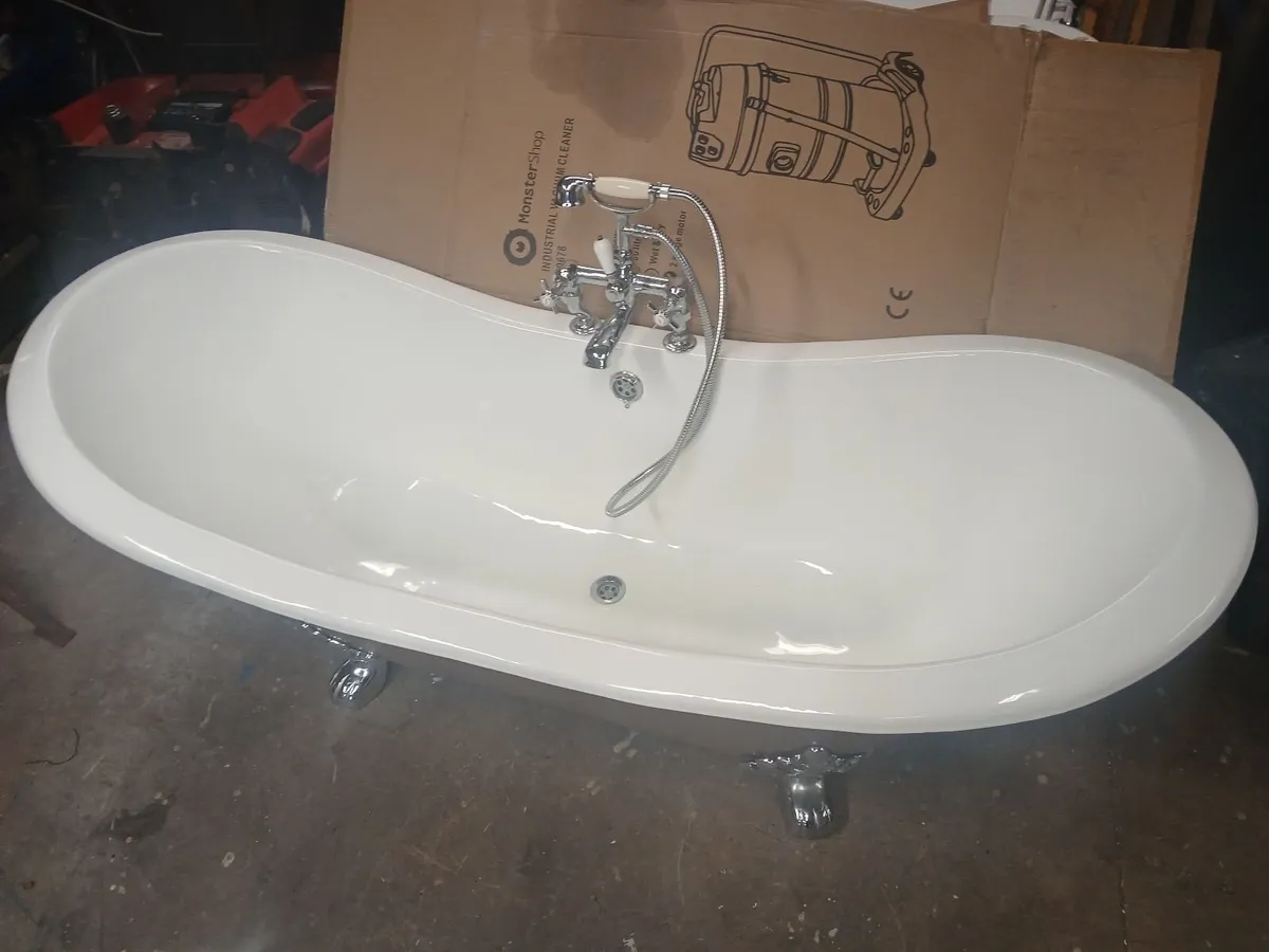 Cast iron slipper bath & taps - Image 4