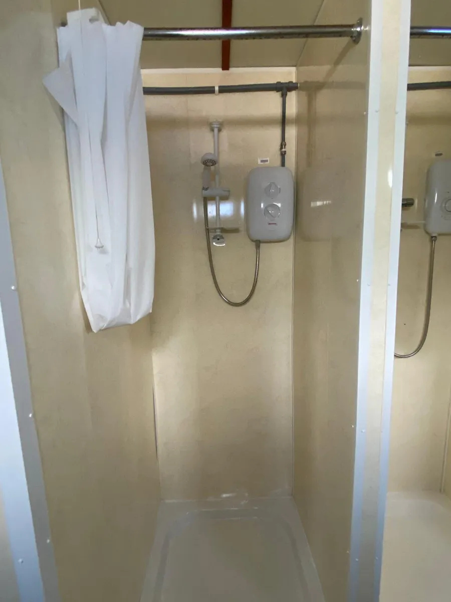 20FT X 8FT 5 CUBICLE ANTI-VANDAL SITE SHOWER - Image 2