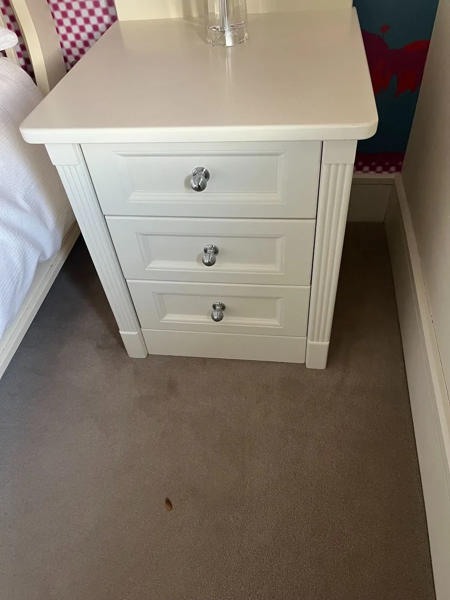 Double Bed with mattress, bedside lockers & lamps - Image 2