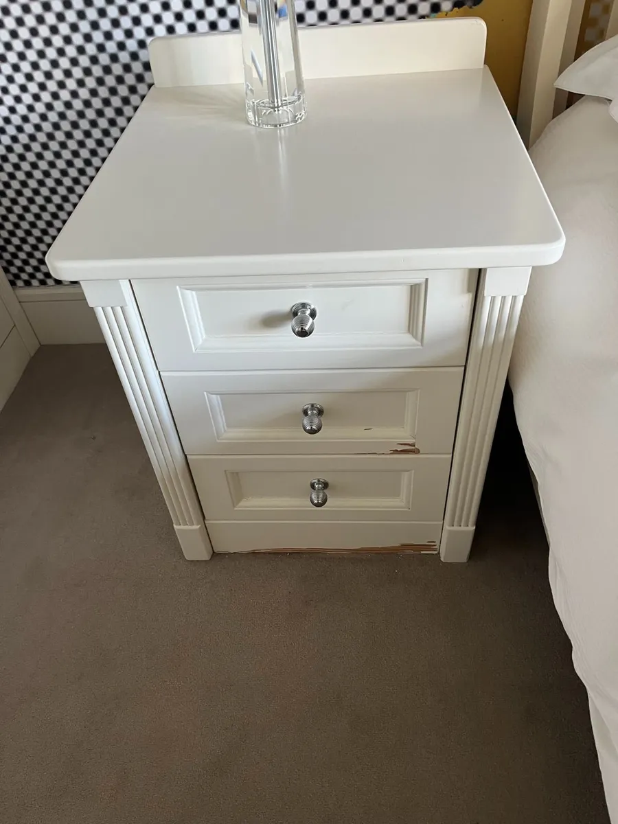 Double Bed with mattress, bedside lockers & lamps - Image 3