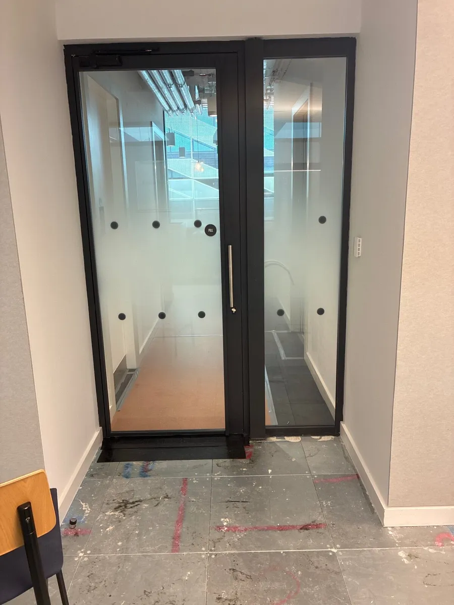 Glass partitions - Image 1