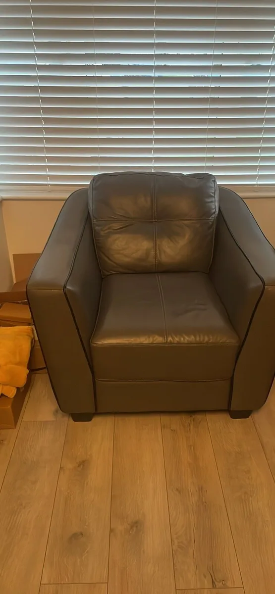 3piece get leather suite wit foot rest - Image 1