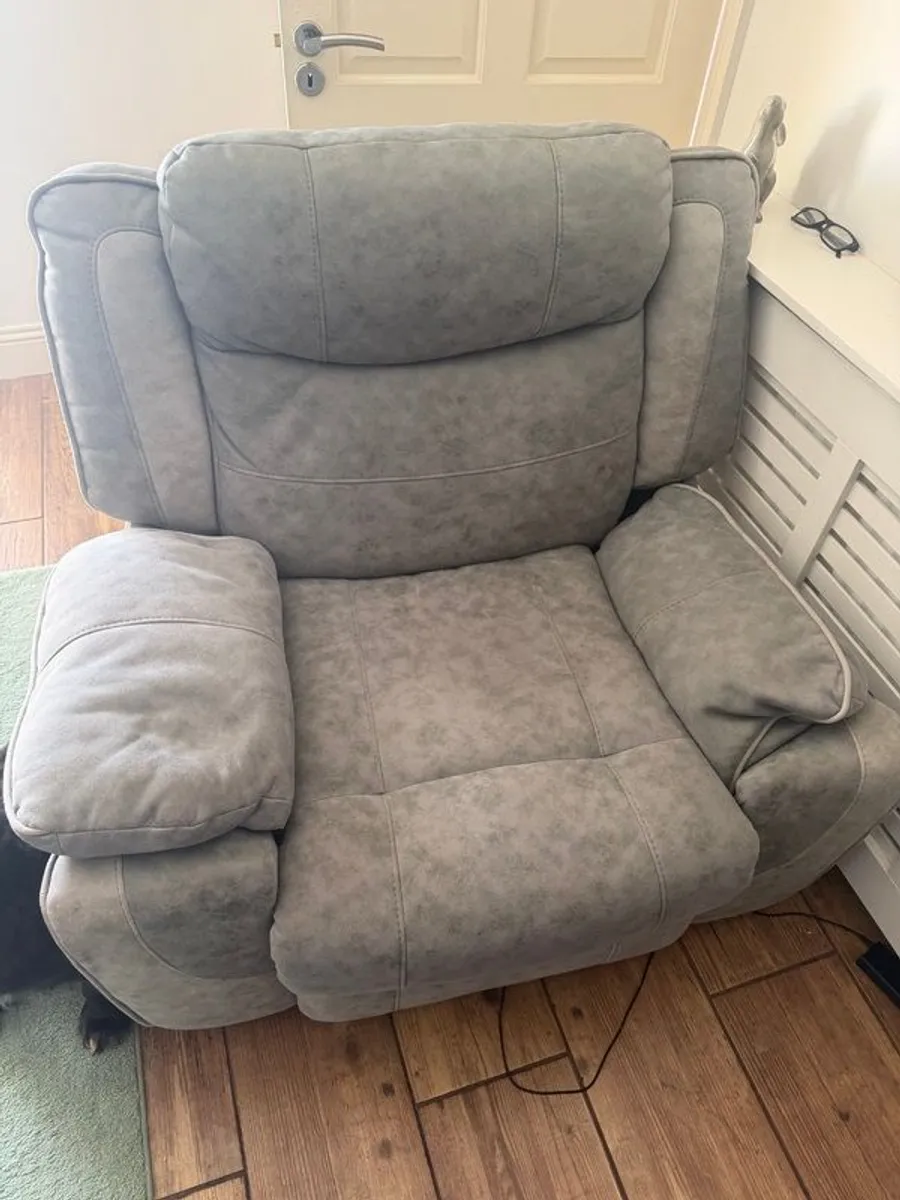 Couch  and 2 recliner chairs - Image 3