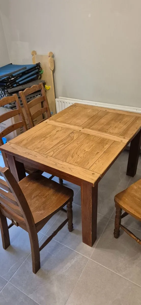 Extendable oak table with 5 matching chairs - Image 2